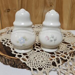 Pfaltzgraff Tea Rose Salt & Pepper Shaker Set 4-hole / 3-hole Stoppers Included